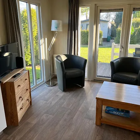 Holiday park Vakantiepark De Ijsvogel - Chalet 102 Voorthuizen